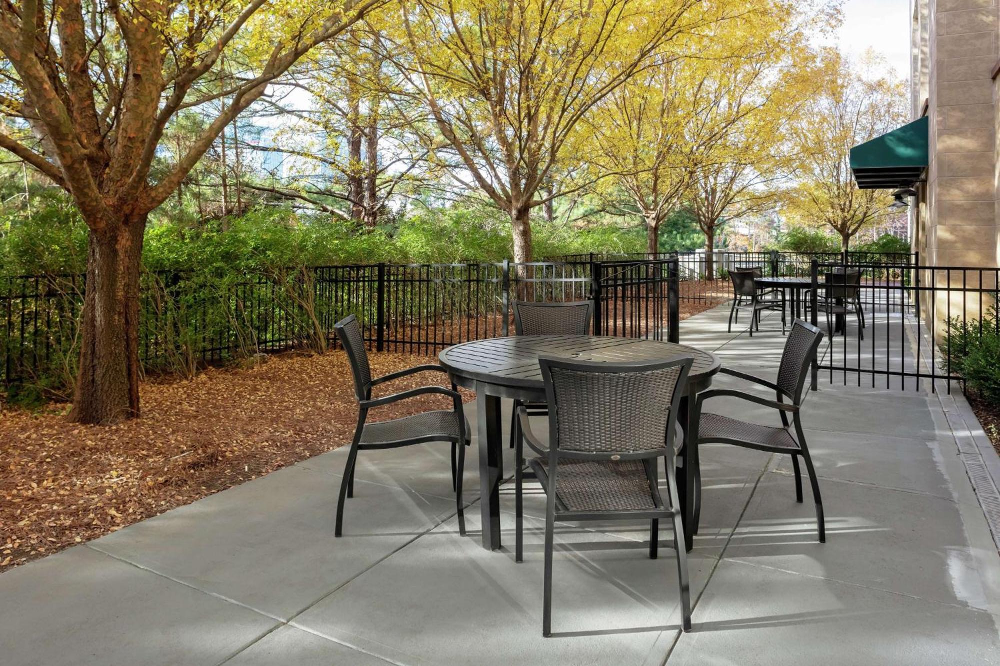 Hilton Garden Inn Atlanta Perimeter Center Данвуди Экстерьер фото